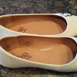 Flats crème with gold buckle